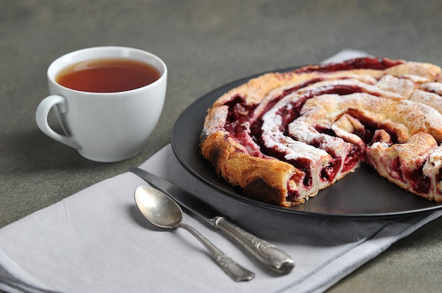 Tarte aux cerises sur une assiette - et thé