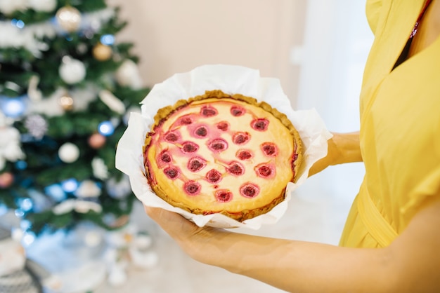 Tarte aux cerises au four dans les mains