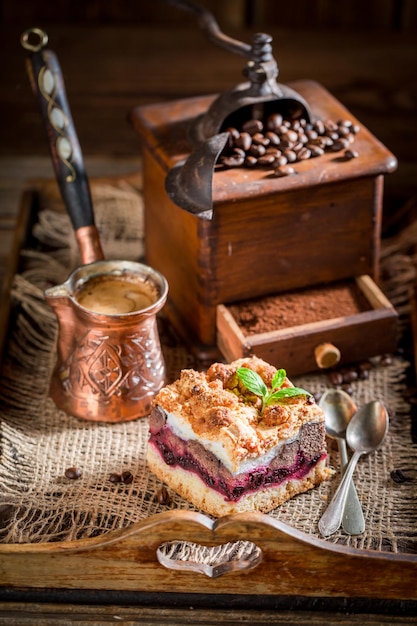 Tarte aux cerises fraîches avec du café bouilli