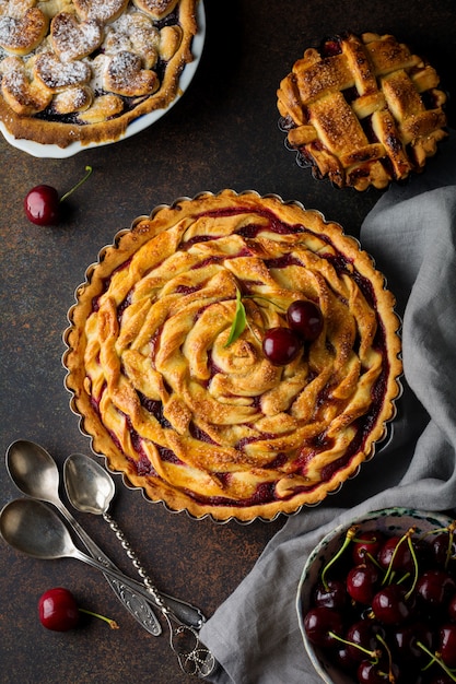 Tarte aux cerises maison avec des cerises dans un bol