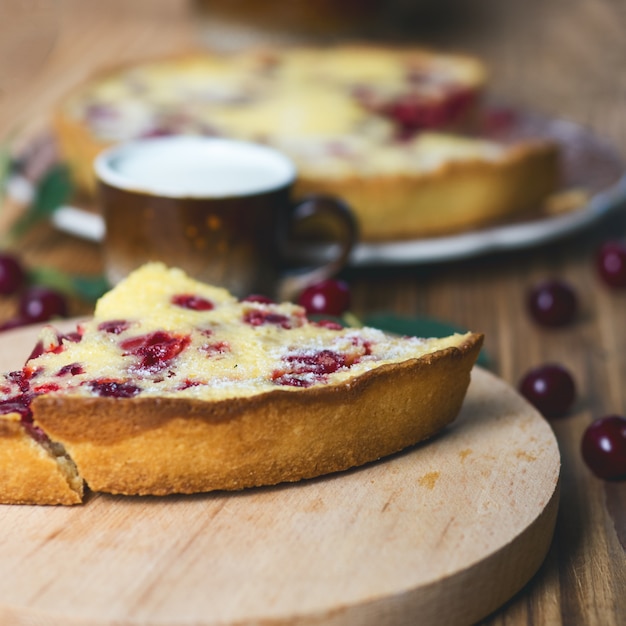 Tarte aux cerises maison sur une table en bois