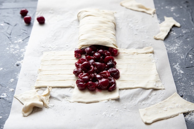 Tarte aux cerises. le processus de cuisson