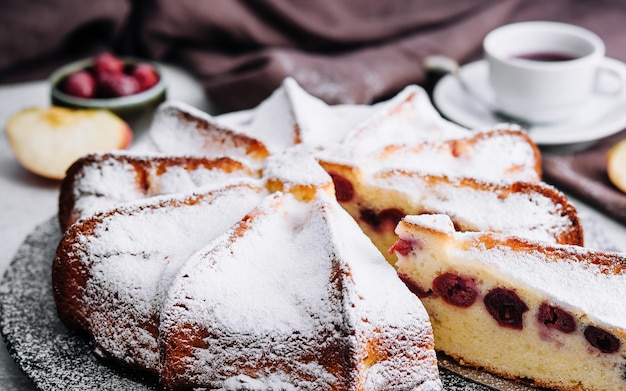 Tarte aux cerises et sucre en poudre