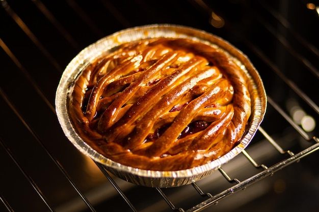 Tarte aux cerises Tarte aux cerises au four Tarte fraîchement sortie du four L'hôtesse a cuit des pâtisseries au four