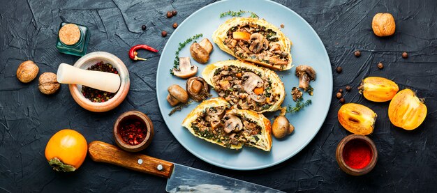 Tarte aux champignons maison fraîchement cuite au kaki.Champignons Wellington.