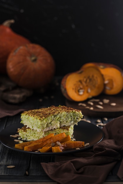 Tarte Aux Courgettes Avec Citrouille Cuite Au Four Sur Fond De Surface En Bois Sombre Avec Fond.