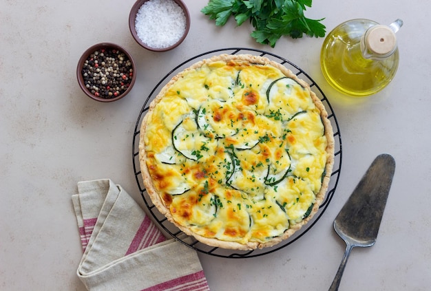 Tarte aux courgettes, fromage et fines herbes Quiche Cuisine végétarienne Alimentation saine