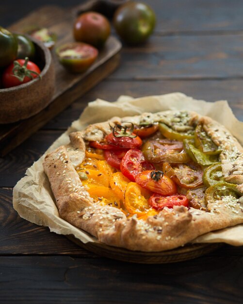 Tarte aux différentes variétés de tomates Tomates rouges Tomates jaunes Tomates vertes Méditerranéenne