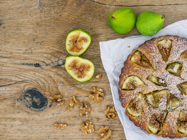 Tarte aux figues aux noix sur un bureau en bois