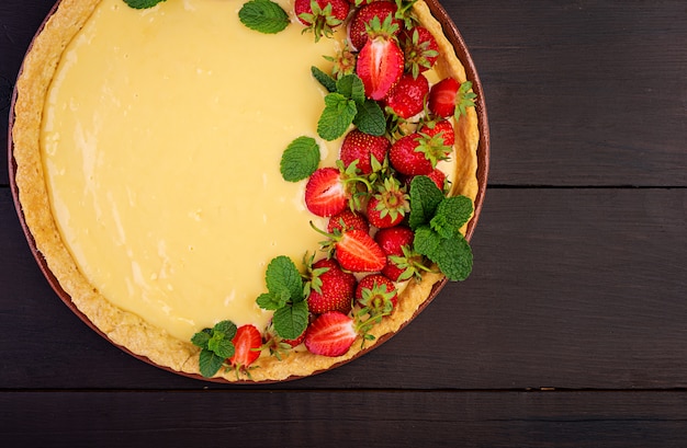 Tarte aux fraises et chantilly décorée de feuilles de menthe