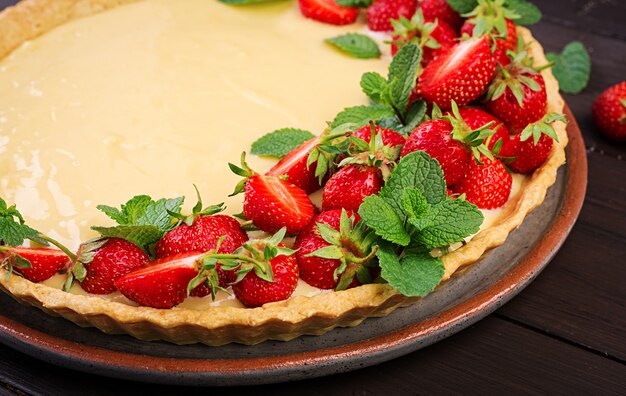 Photo tarte aux fraises et chantilly décorée de feuilles de menthe