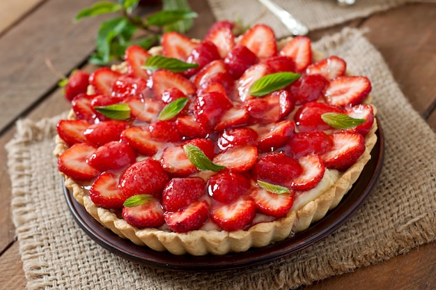 Photo tarte aux fraises et chantilly décorée de feuilles de menthe