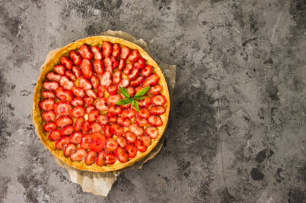 Tarte aux fraises fraîches maison farcie de crème à la vanille