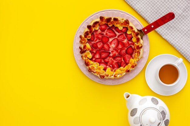 Tarte aux fraises fraîches pour le petit déjeuner avec du thé vert