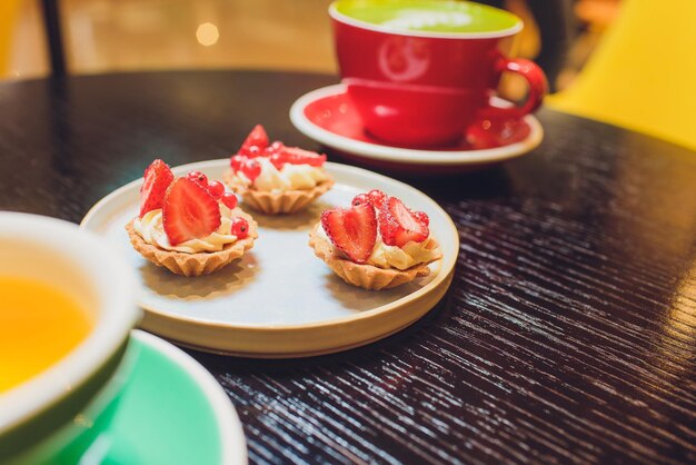 Photo une tarte aux fraises fraîches sur une table en bois en détresse