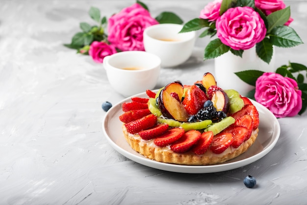 Tarte aux fraises, kiwi, prunes et crème