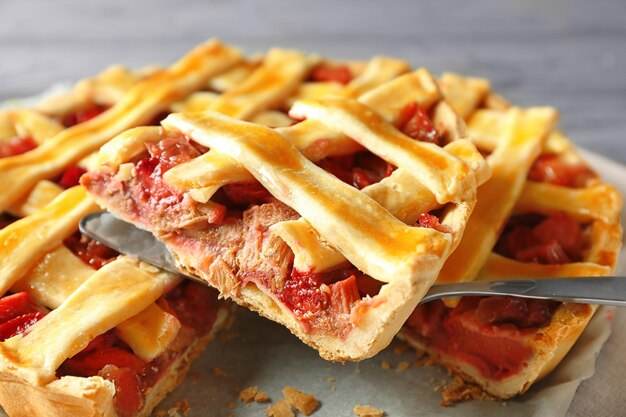 Tarte aux fraises et à la rhubarbe en tranches sur table en gros plan