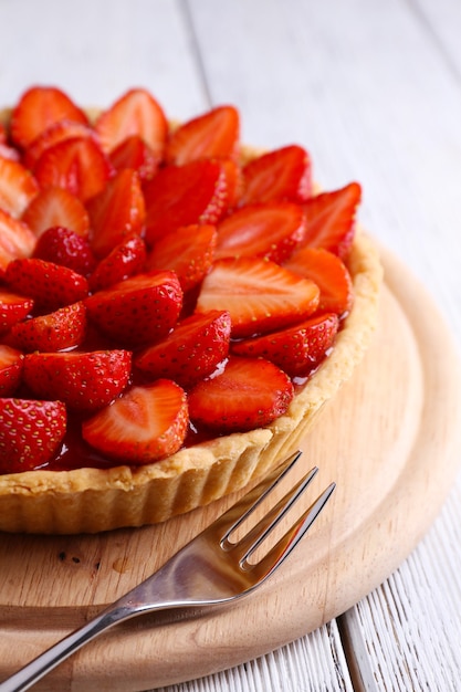 Tarte aux fraises sur une surface en bois de couleur