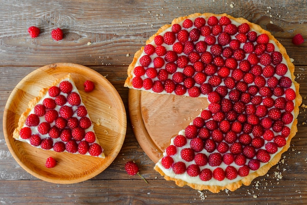 Tarte aux framboises sur fond de bois