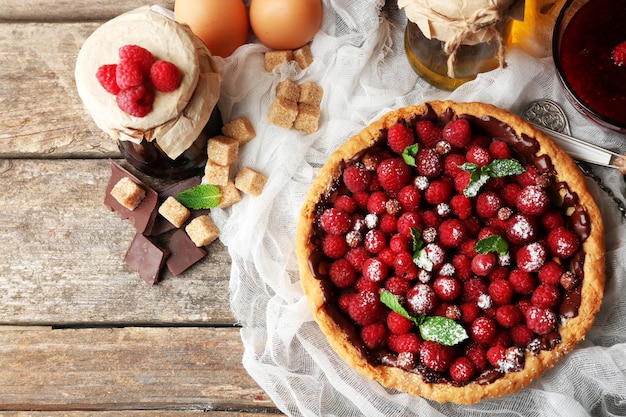 Tarte aux framboises fraîches sur fond de bois