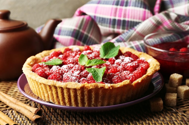 Tarte aux framboises fraîches sur fond de bois