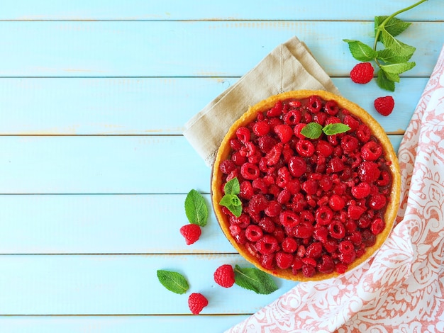 tarte aux framboises maison avec feuilles de menthe et espace de copie