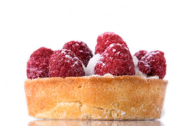 Tarte aux fruits et aux framboises sur fond blanc. Tarte aux framboises maison sur fond blanc isolé, gros plan