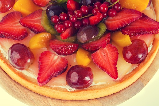 Tarte aux fruits et baies recouverte de gelée