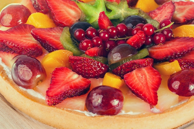 Tarte aux fruits et baies recouverte de gelée