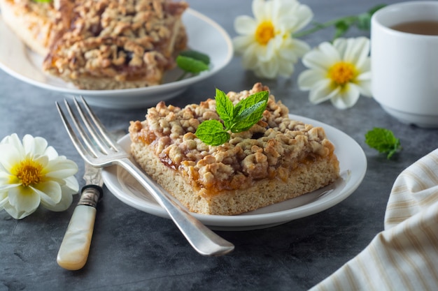 Tarte aux fruits crumble, tranche. Gâteau fait maison avec de la confiture de fruits. Désert délicieux.