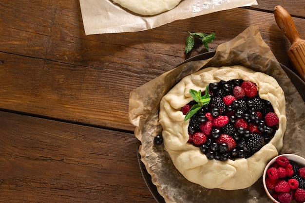 Tarte aux fruits crus sur la vue de dessus de table en bois