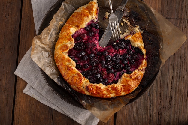 Tarte aux fruits sur la vue de dessus de fond en bois