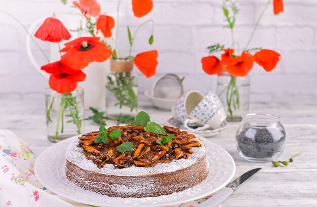 Tarte Aux Graines De Pavot Sur Fond Blanc. Pâtisseries Et Fleurs Rouges