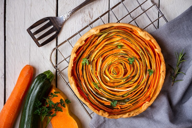 Tarte aux légumes avec carottes et courgettes nourriture végétarienne saine