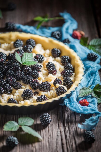 Photo tarte aux mûres maison et rustique faite de fruits frais