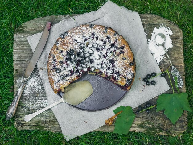 Tarte aux mûres sur le vieux bureau en bois