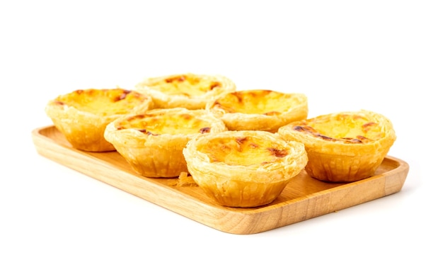 Tarte aux oeufs le délicieux bekery croustillant sur plaque de bois isolé sur fond blanc