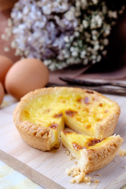 Tarte aux oeufs sur fond en bois