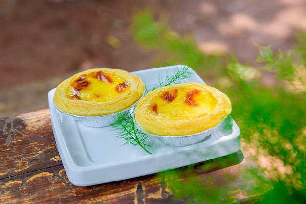 Tarte aux œufs sur fond de table en bois.