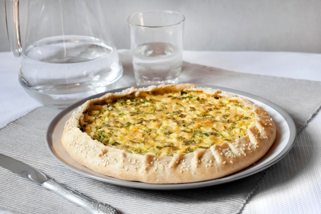 Tarte aux œufs et oignons verts sur une assiette