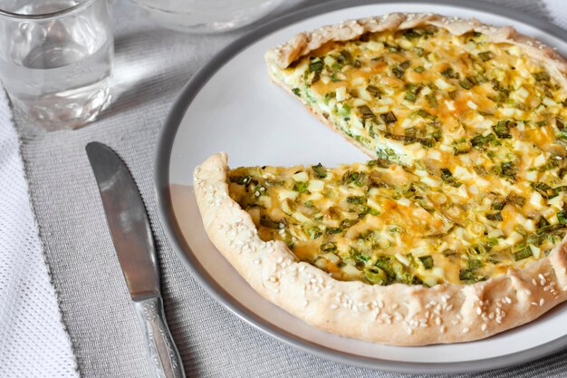 Tarte aux œufs et oignons verts sur une assiette