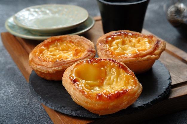 Tarte aux oeufs portugais maison ou Pastel de nata ou pastel de Belm sur fond sombre