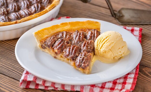 Tarte aux pacanes - dessert traditionnel du sud des États-Unis sur table en bois