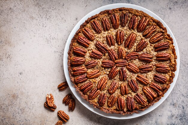 Tarte aux pacanes sur plat blanc