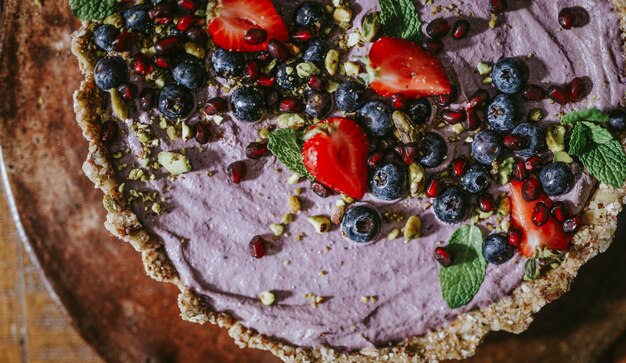 Tarte aux patates douces garnie de fraises et de bleuets