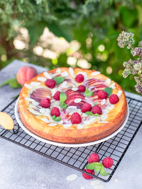 Tarte aux pêches et baies dans le jardin