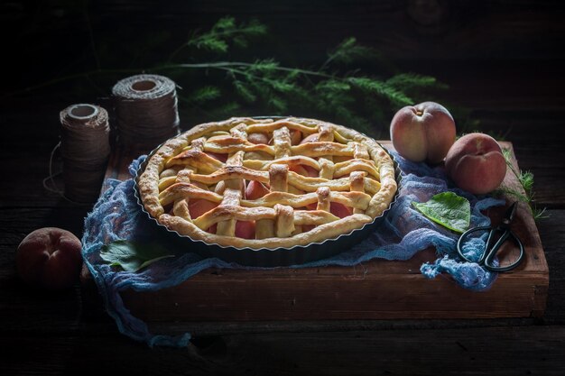 Tarte aux pêches rustique et sucrée faite d'ingrédients frais