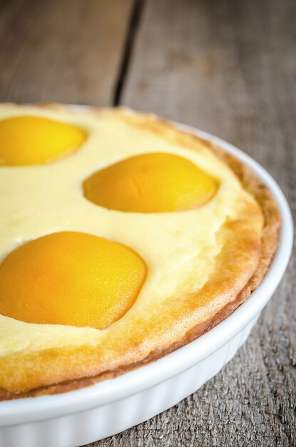 Tarte aux pêches sur table en bois gros plan