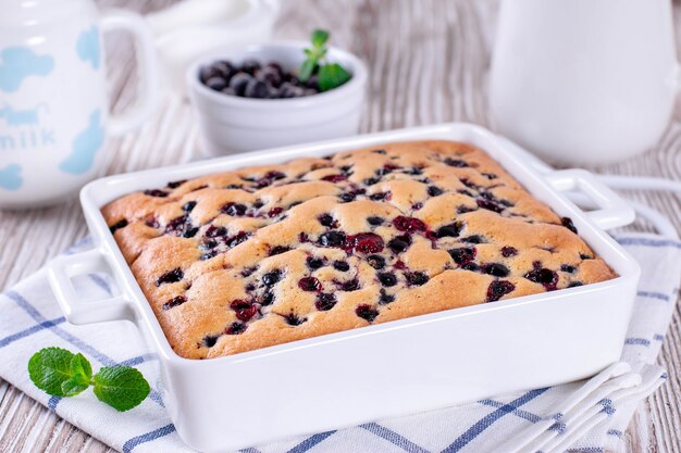 Tarte aux petits fruits avec gros plan de bleuets, horizontal