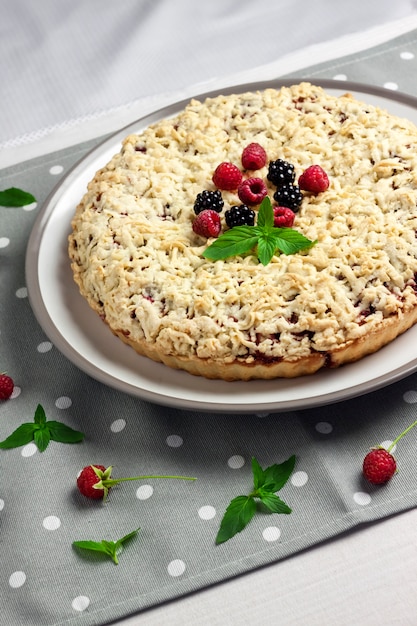 Tarte aux petits fruits maison avec crumble